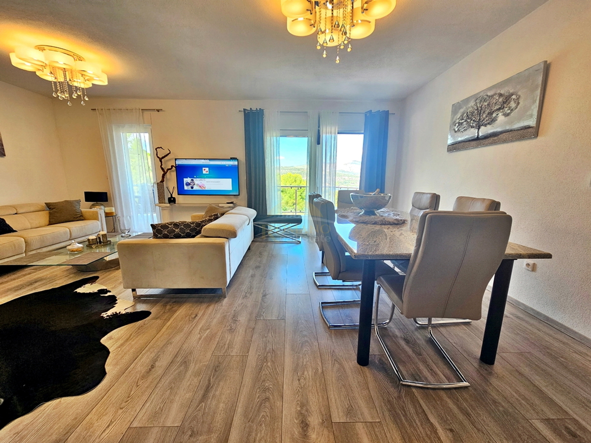 Luksuzna hiša na Čiovu - Mastrinka s 3 apartmaji in odprtim pogledom na morje